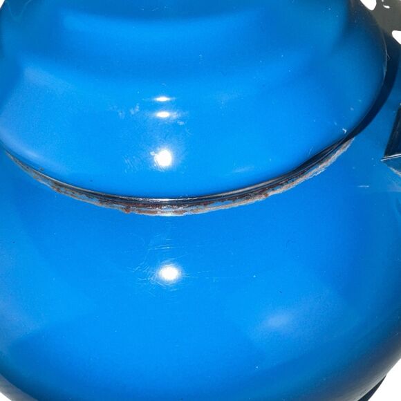 Le Creuset Classic Whistling Kettle, enamel On Steel Blue Ombré 1.7 Qt - Picture 7 of 8